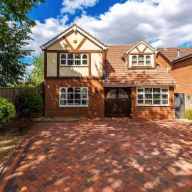 Solihull में, होटल Stunning Solihull Park Escape - 5 Double Bedrooms Sleeps 10 -LWB Van X2 Parking 2 Living Rooms 2 Bath - Damson Parkway - Catherine de Barnes - Minutes to JLR NEC BHX HS2 Mell Square - By Samina Arz Stays - Hot TUB Due week 2 3 of August
