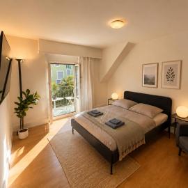 Bright Room with Balcony in shared Apartment, BBQ-Terrace and WIFI