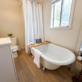 Private cottage retreat fully fenced walk downtown