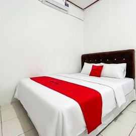RedDoorz at Penginapan Riansah Ujunggenteng Sukabumi, hotel in Ujunggenteng