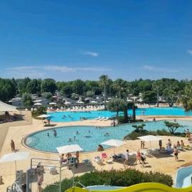 Bungalow charmant près de Vias avec piscine partagée, hotel in Vias