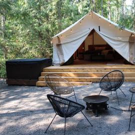 Under the Cedars Glamping Experience with Hot Tub, hotel v destinácii Port Angeles