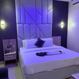 Ekete में, होटल Triple H Hotel and Suites