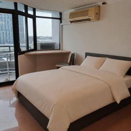 Chao Phraya River Breeze Condo with Tub near MRT