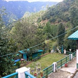 vashisht farmstay, hotel u gradu 'Kanatal'