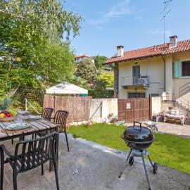 Dimora Della Rocca Private Garden, WIFI, BBQ & Parking - Happy Rentals, hotel in Angera