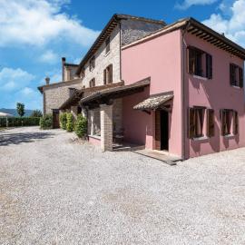 Apartment in a farmhouse with 2 swimming pools, hotel en Cagli