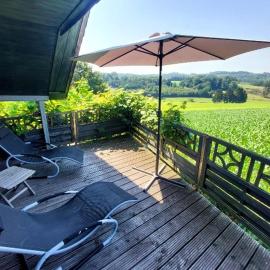 Kleines Haus mitten in der Natur mit eigener Terrasse und Sonnenbalkon, hotel in Halver
