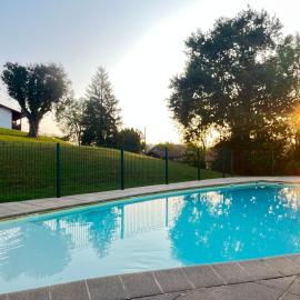 T3 proche d'Espelette dans domaine avec piscine, Hotel in Souraïde