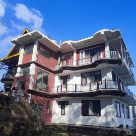 The Ahisthay Resort Fagu I Wooden Rooms with Private Balcony I Open Private Lawn I Open Bonfire I Kufri Shimla By Stayza Retreat: Fagu şehrinde bir otel