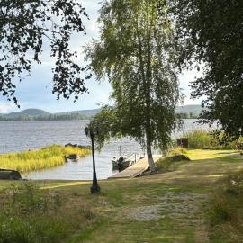 Mysig timmerstuga med sjötomt، فندق في Grangärde