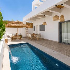 Turquoise chalet - Luxury 3BR Apartment with Private Pool, hotel in Jisr ez Zarqā
