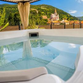 Dreamliner Murau Bungalow mit Whirlpool und Garten, hotel v destinácii Murau