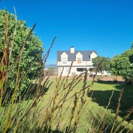Country Retreat with Pool Braai, Sleeps 6