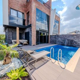 Luxury villa with waterfall pool and garden For 9 people, Hotel in Dosemealti