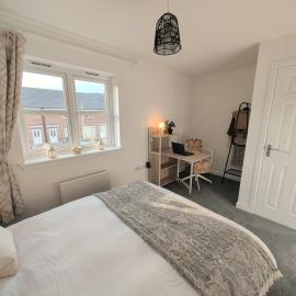 Stylish 2-Bed Home Workspaces & Parking