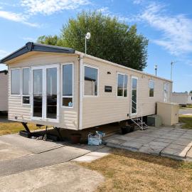 Lovely Caravan With At Steeple Bay Park, Essex Ref 36016F, hotel in Southminster