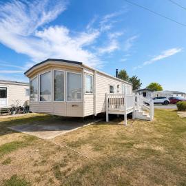 Lovely Caravan At Steeple Bay, Essex Ref 36056A, hotel in Southminster