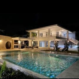 Private luxury house with heated pool, hotell sihtkohas San Lorenzo