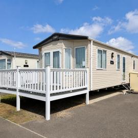 Superb caravan with decking at Seawick Holiday Park ref 27412SW, hotel in Saint Osyth