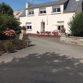 Maison de campagne à 20 minutes des plages, Hotel in Plouvien