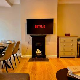 Amanah Properties - Modern 2-Bedroom Home in Harrow for 6 Guests with Free Parking
