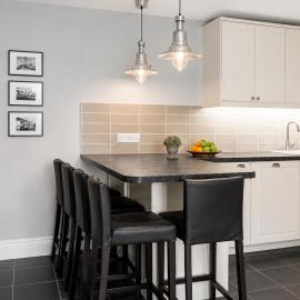 Luxury Belfast City Centre 2-Bedroom Apartments - Stay in the Historic Linen Quarter with Adjacent Parking, hotel in Belfast