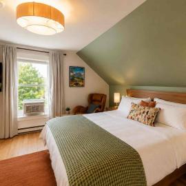 Bright King Suite, Massage Chair & Private Bath