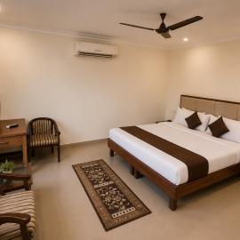 Hotel The Lotus Home Near Chandigarh Railway Station, hotel in Chandīgarh