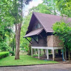 Cottage upon Tyne คอทเทจริมธาร - Woodland Cabin for 6, hotell sihtkohas Ban Tha Manao
