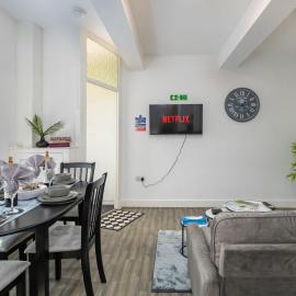 4BR Modern Home with 2 Baths and Parking I Perfect for Contractors