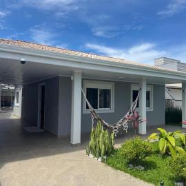 Casa de Praia com Piscina em Coroados, Guaratuba - 400m da praia