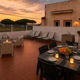 Casa Olivia, Holiday Home with Large Terrace near Faro Beach, hotel em Monte Negro