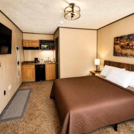 Room 20-1 Queen Suite-Woodland Motor Lodge