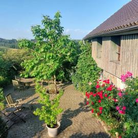 Kleines Haus mitten in der Natur mit eigener Terrasse und Sonnenbalkon, hotel a Halver