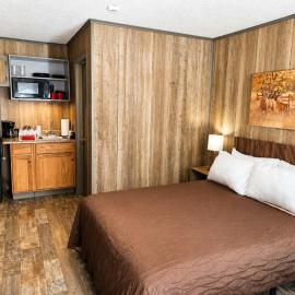 Room 24-1 Queen Suite-Woodland Motor Lodge