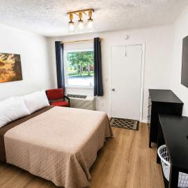 1 Queen Suite-Woodland Motor Lodge