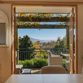 Wisteria Retreat Boutique Stay with Views & Sauna, hotel en Blenheim