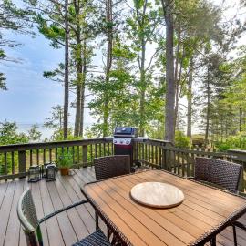 Private Beach on Lake Huron! Group Retreat w/ Deck – hotel w mieście Cheboygan