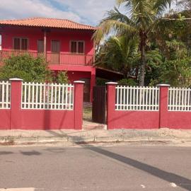 Casa com quintal, churrasqueira e próximo ao mar
