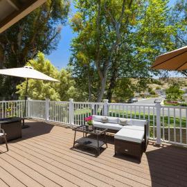 STUNNING HOME WITH SPA, FRONT AND BACK YARD, HUGE DECK, OUTSTANDING LOCATION, hotel u gradu Lejk Forest