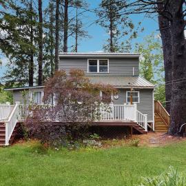 Entire lakefront home on Togus Pond with decks, canoe, firepit & great view, hotel en Augusta