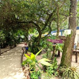Simberts Apartments, hotel in Maya Beach
