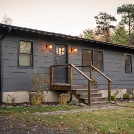 Oakwood Cabin Cozy Retreat with Fire Pit, hotell i Kerhonkson