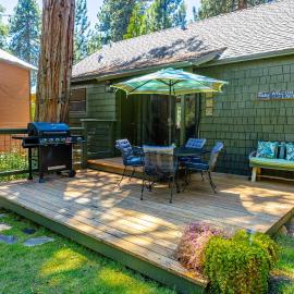 Welcoming home near the lake with furnished deck & large enclosed yard