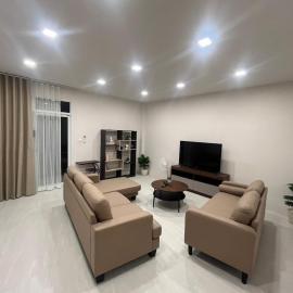 ApoHouse36 Minimalist townhome near Phuket Old Town – hotel w mieście Ban Lo Long