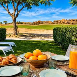 Green House-Frontline Golf, Private Garden & Pool Access, hotel a Roldán