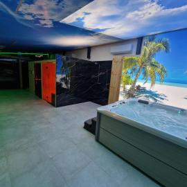 VILLA DORA - CENTRUM,BASEN PODGRZEWANY,JACUZZI SAUNA, Plac zabaw, Parking, hotel in Mielno