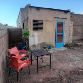 Ton Zaka, une chambre au village de Tanlarghin, à 20 minutes de Ouagadougou, hotel em Ouassoudi