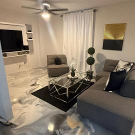 Modern & Cozy Home2 Mins to Airport and car rental